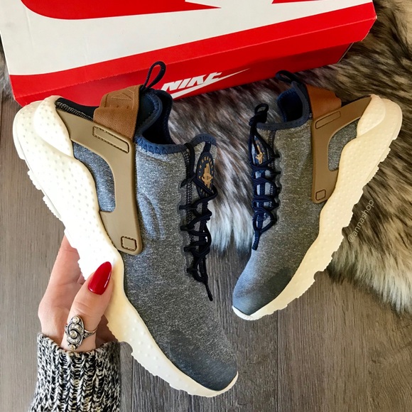 Nike Shoes - NWT Nike Huarache Run Ultra SE